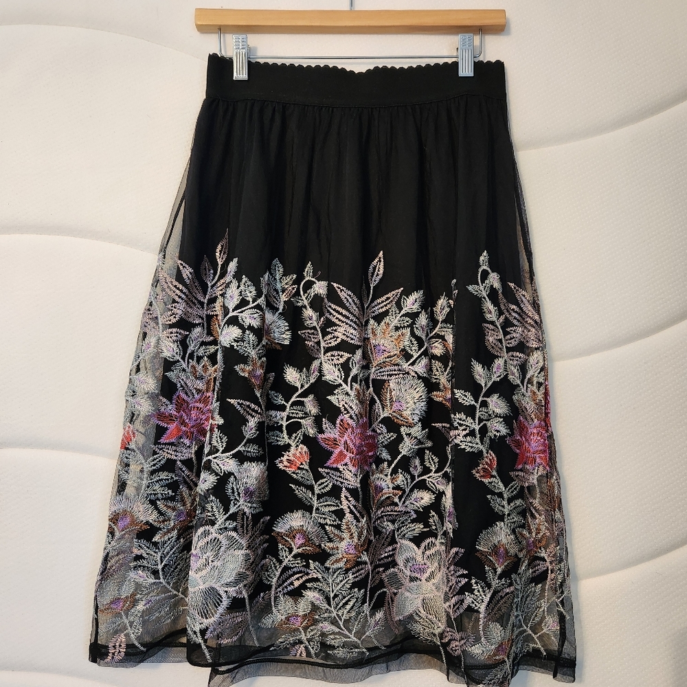 ❤️FINAL PRICE❤️ CLOSET CLOSING 11/30 Magic Brand Floral Embellished Skirt Size L